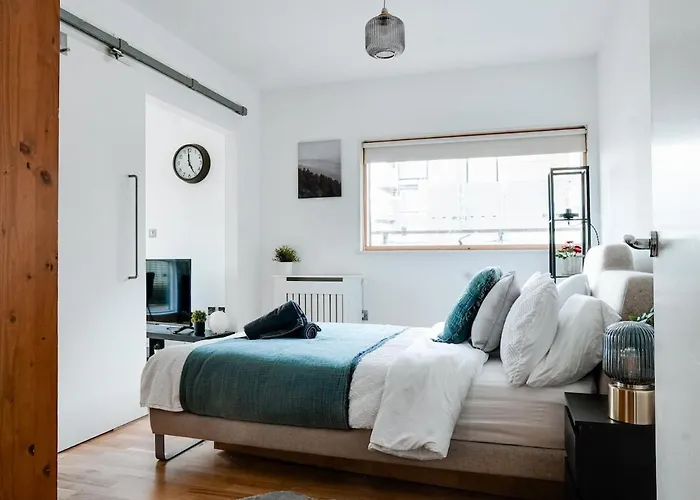 Chic 2Br Balcony City Centre Near Station