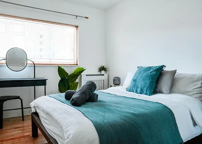 Cosy 2-Bed Apartment With Warm - Homey Vibes *