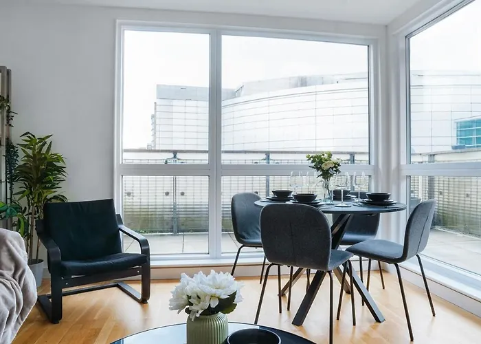 Elegant 2Br Balcony City Centre By Station