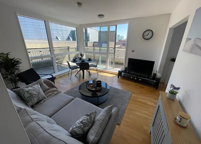 Chic 2Br Balcony City Centre Near Station 아파트