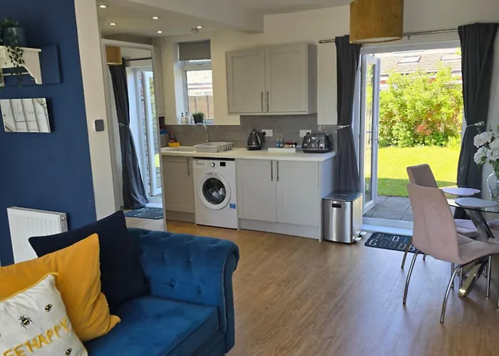 The Heart - Cosy 3 Bedroom House With Double Driveway And Garden In *