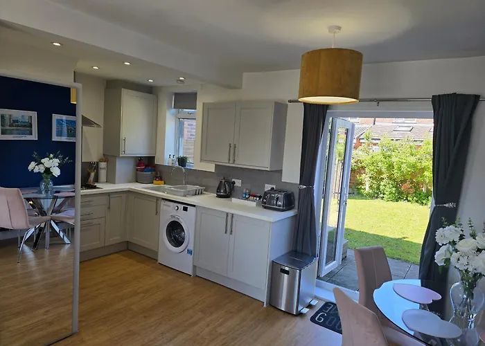 The Heart - Cosy 3 Bedroom House With Double Driveway And Garden In Manchester