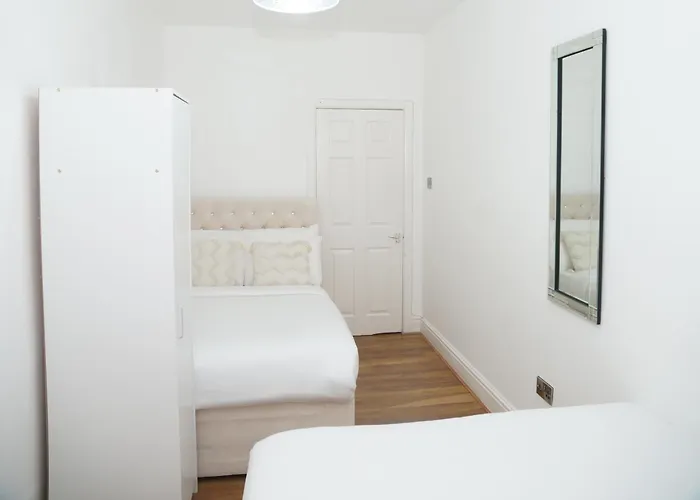 Affordably Elegant Close To Coop Live, Etihad Stadium And Centre *