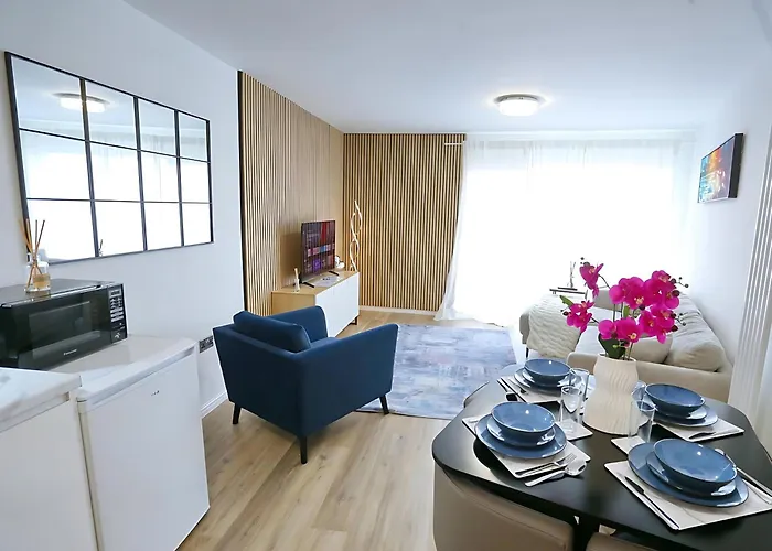 Prime Location 2-bed By Co-op Live & Ethihad - Pass The Keys