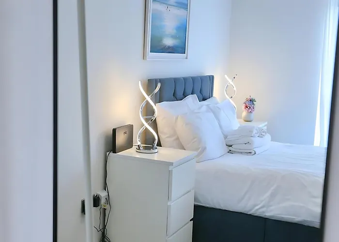 Prime Location 2-bed By Co-op Live & Ethihad - Pass The Keys