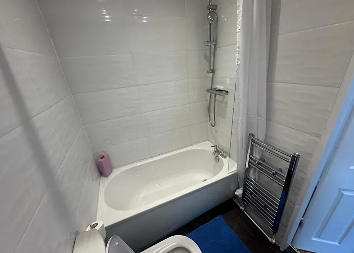 Stretford - Sleeps 6 - Wifi - Parking - Near Stadium Сasa de vacaciones Mánchester