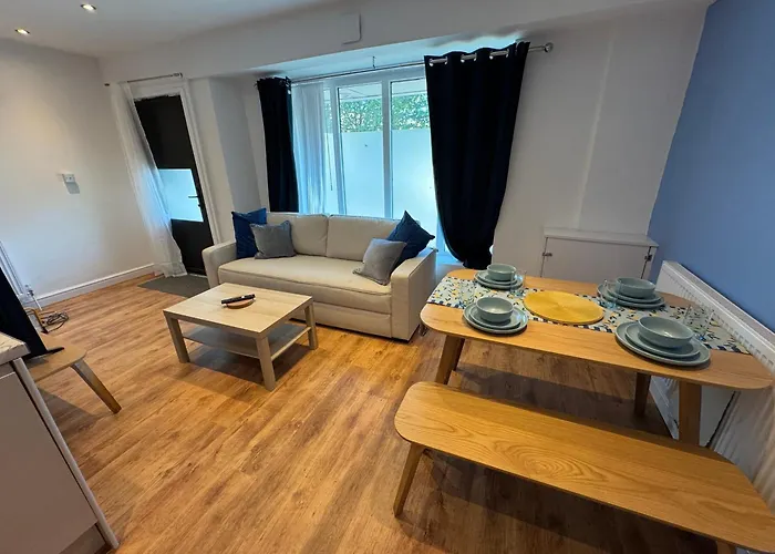 Stretford - Sleeps 6 - Wifi - Parking - Near Stadium Сasa de vacaciones *