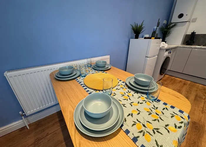 Stretford - Sleeps 6 - Wifi - Parking - Near Stadium