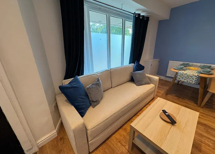 Stretford - Sleeps 6 - Wifi - Parking - Near Stadium 別荘 *
