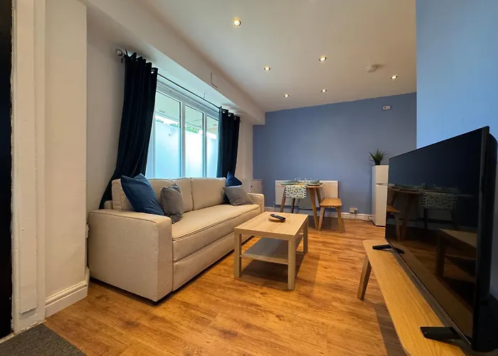 Stretford - Sleeps 6 - Wifi - Parking - Near Stadium