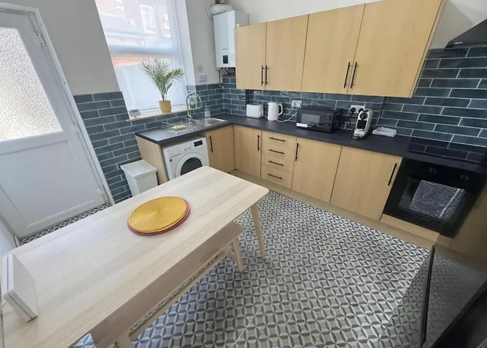 Levenshulme House - 2 Bedroom - Sleeps 6 - Free Parking & Wifi Tatil Evi