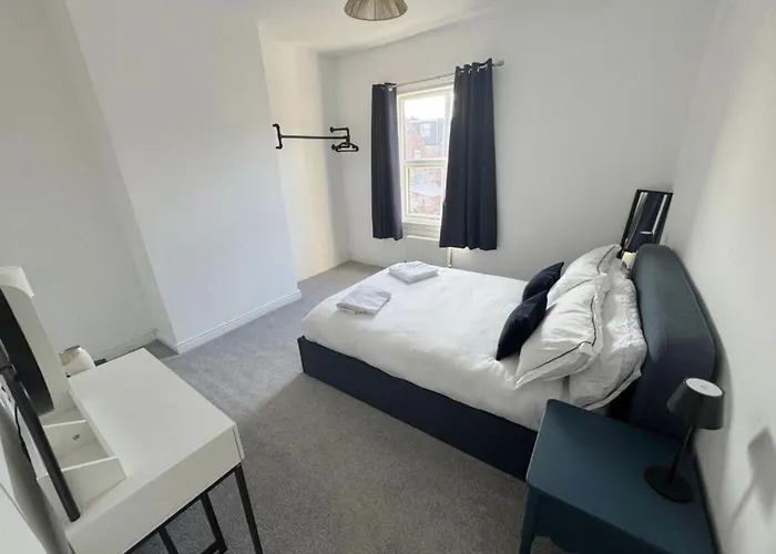 Tatil Evi Levenshulme House - 2 Bedroom - Sleeps 6 - Free Parking & Wifi