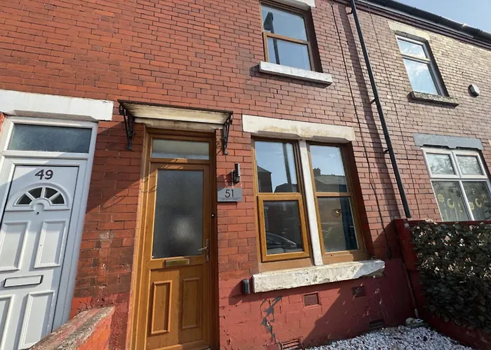 Tatil Evi Levenshulme House - 2 Bedroom - Sleeps 6 - Free Parking & Wifi *