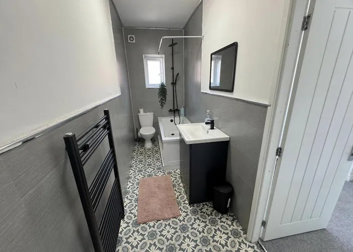 Levenshulme House - 2 Bedroom - Sleeps 6 - Free Parking & Wifi