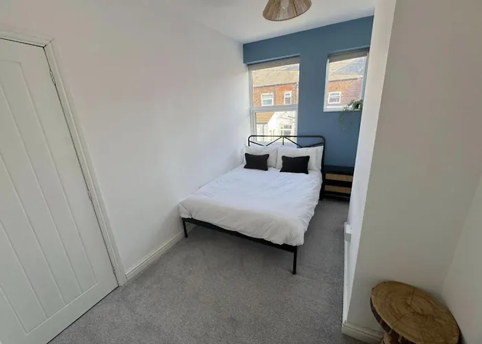 Tatil Evi Levenshulme House - 2 Bedroom - Sleeps 6 - Free Parking & Wifi *