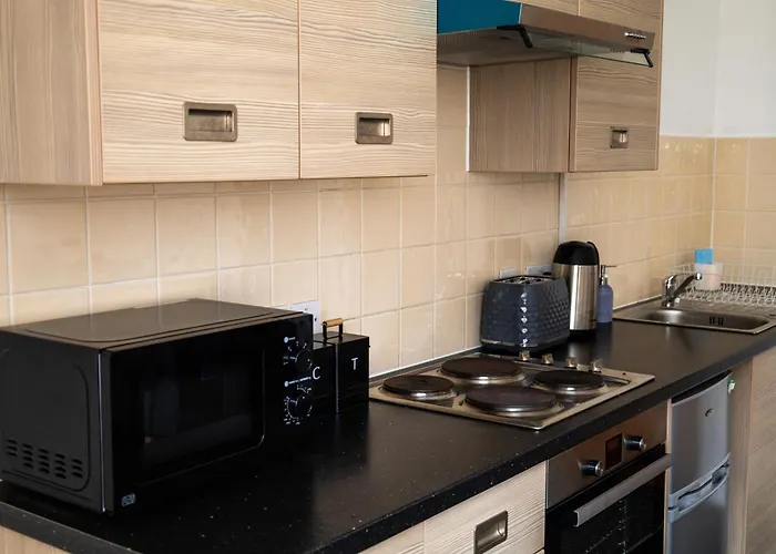 Chic Trafford Apartment, Private Underground Parking, Fast Wi-fi, Self Check-in Anytime, 5 Mins To Old Trafford Stadium