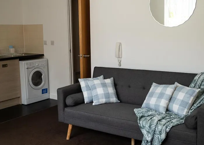 Chic Trafford Apartment, Private Underground Parking, Fast Wi-fi, Self Check-in Anytime, 5 Mins To Old Trafford Stadium דירה