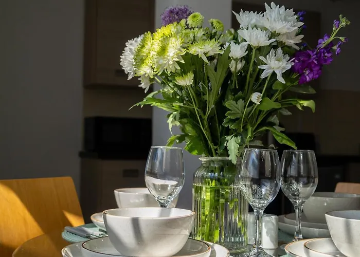 Apartament Chic Trafford Apartment, Private Underground Parking, Fast Wi-fi, Self Check-in Anytime, 5 Mins To Old Trafford Stadium