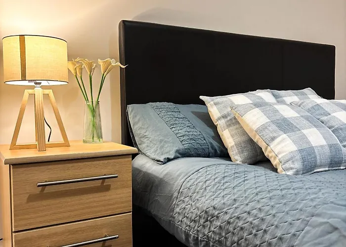 Chic Trafford Apartment, Private Underground Parking, Fast Wi-fi, Self Check-in Anytime, 5 Mins To Old Trafford Stadium * Mánchester