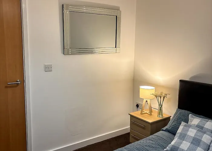 Chic Trafford Apartment, Private Underground Parking, Fast Wi-fi, Self Check-in Anytime, 5 Mins To Old Trafford Stadium Apartamento *