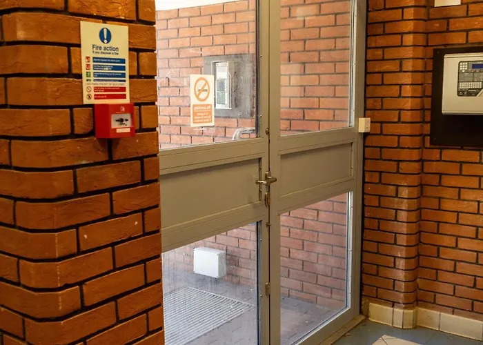 Apartament Chic Trafford Apartment, Private Underground Parking, Fast Wi-fi, Self Check-in Anytime, 5 Mins To Old Trafford Stadium *