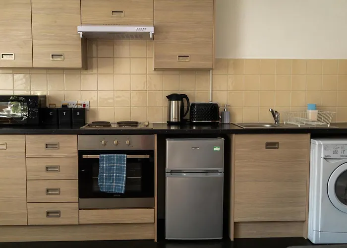 Chic Trafford Apartment, Private Underground Parking, Fast Wi-fi, Self Check-in Anytime, 5 Mins To Old Trafford Stadium *