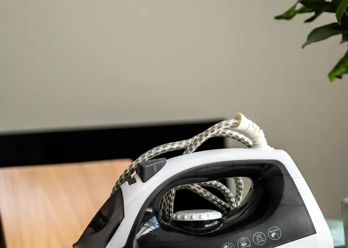 Chic Trafford Apartment, Private Underground Parking, Fast Wi-fi, Self Check-in Anytime, 5 Mins To Old Trafford Stadium דירה