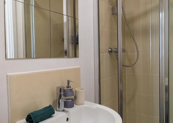 Chic Trafford Apartment, Private Underground Parking, Fast Wi-fi, Self Check-in Anytime, 5 Mins To Old Trafford Stadium Apartamento *