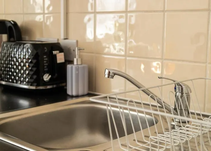 Apartament Chic Trafford Apartment, Private Underground Parking, Fast Wi-fi, Self Check-in Anytime, 5 Mins To Old Trafford Stadium Manchester