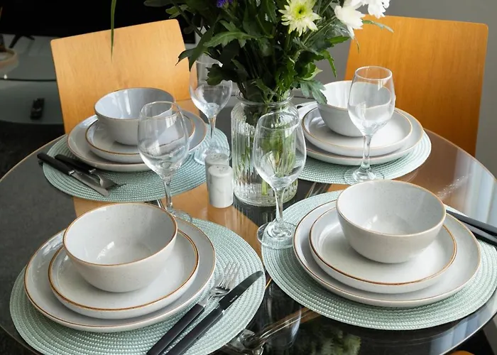 아파트 The Trafford Luxe , Garage Parking, Self Check-in Anytime - Perfect For Late Arrivals, Ultra- Fast Wi-fi, 5 Mins To Old Trafford Stadium 맨체스터