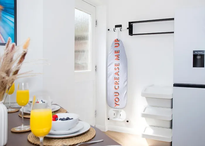 Comfy 3br - Near Deansgate - Perfect For Work, Leisure & Stadium Visits With Parking 펜션