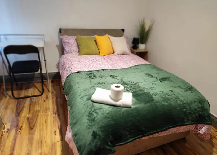 Double-bedroom In The Heart Of Harpurhey A3 Perfect For Short * Manchester