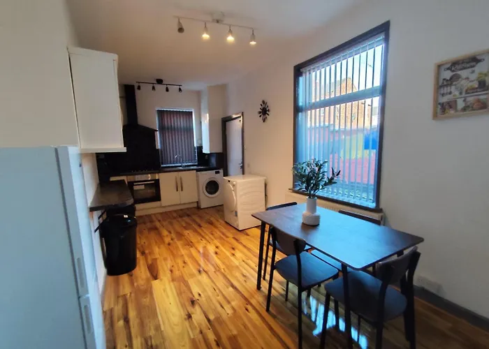 Double-bedroom In The Heart Of Harpurhey A3 Perfect For Short Manchester