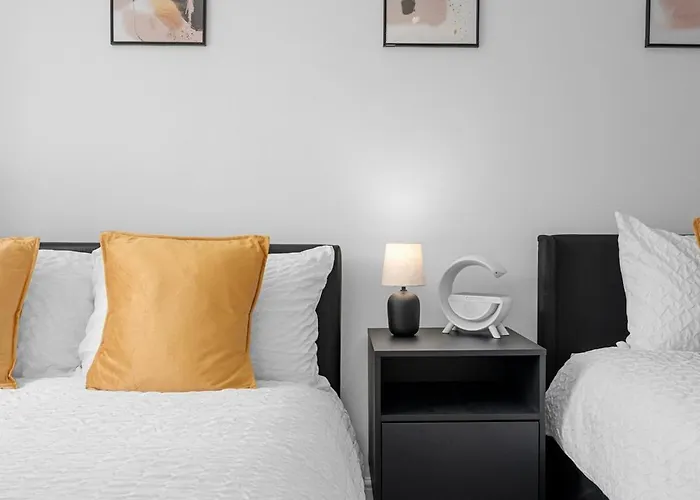 Stylish 3 Bedroom House Free Parking