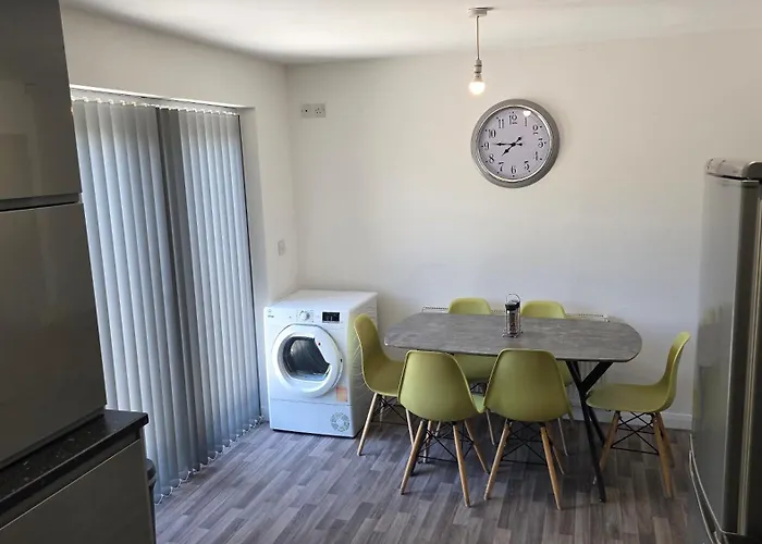 4 Bedroom Tameside Greater Sleeps 8 Mánchester