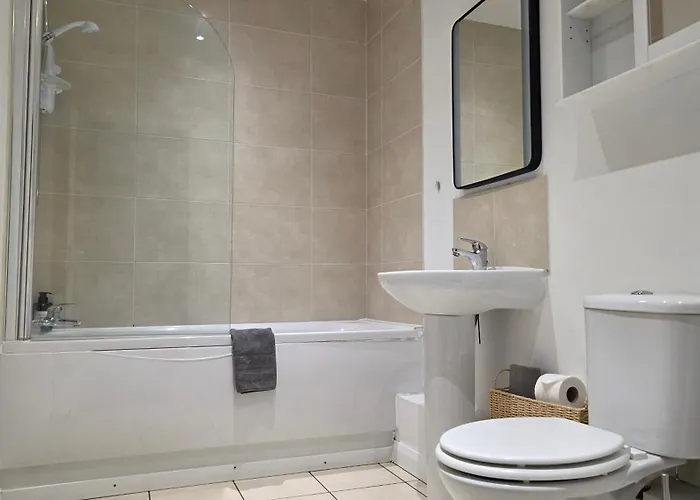 4 Bedroom Tameside Greater Sleeps 8 * Mánchester