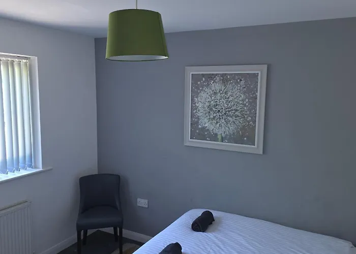 4 Bedroom Tameside Greater Sleeps 8