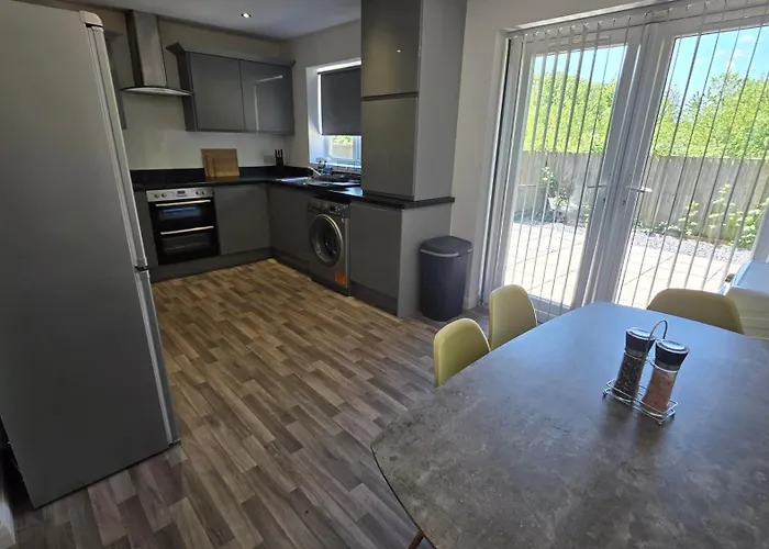 4 Bedroom Tameside Greater Sleeps 8 *