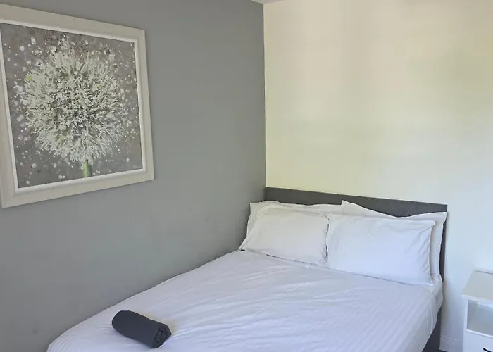 4 Bedroom Tameside Greater Sleeps 8