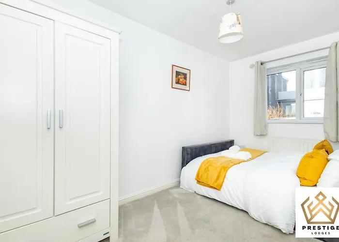 - Centre - Parking - Full Kitchen - M60 *