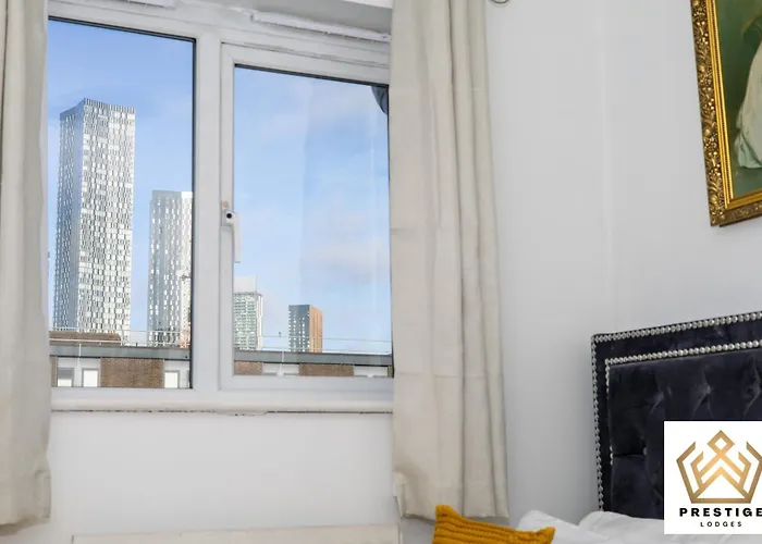 - Centre - Parking - Full Kitchen - M60 Manchester