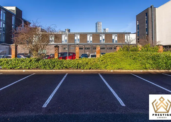 - Centre - Parking - Full Kitchen - M60 *