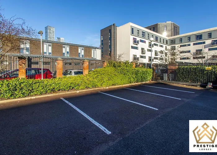 - Centre - Parking - Full Kitchen - M60