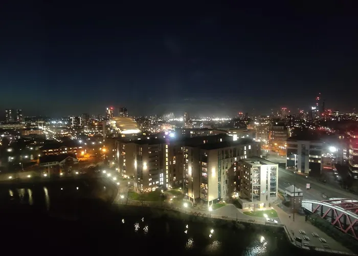 דירה Penthouse-like With & Waterfront Views In Old Trafford With 500mbps Internet And Netflix מנצ'סטר