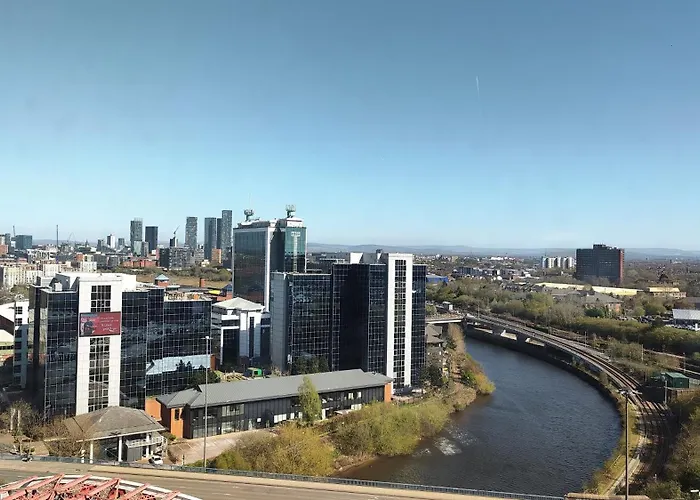 Penthouse-like With & Waterfront Views In Old Trafford With 500mbps Internet And Netflix * 맨체스터