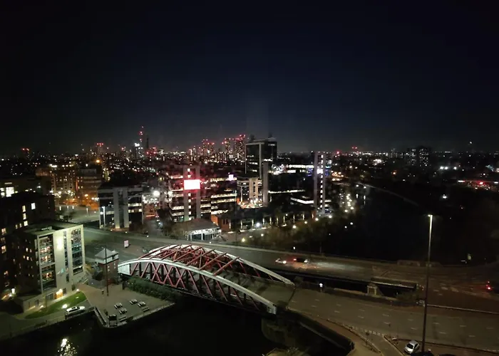 Penthouse-like With & Waterfront Views In Old Trafford With 500mbps Internet And Netflix