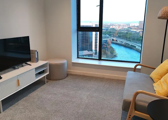 Penthouse-like With & Waterfront Views In Old Trafford With 500mbps Internet And Netflix 公寓 *