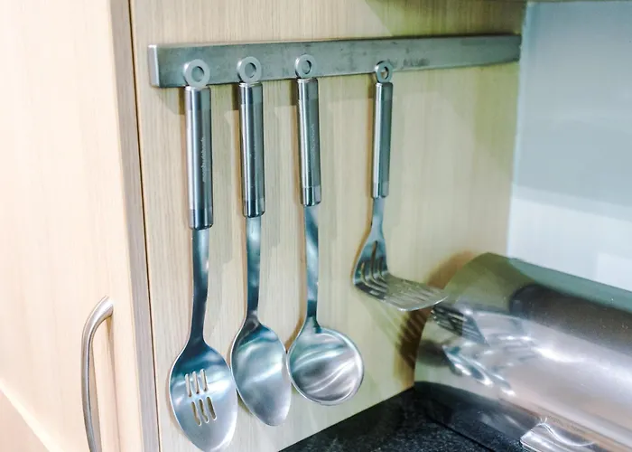 Stunning Townhouse In Salford, Free Parking, Pool Table, Table Tennis, 4bedrooms *