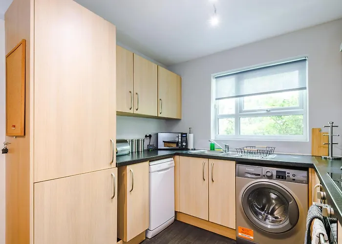 Stunning Townhouse In Salford, Free Parking, Pool Table, Table Tennis, 4bedrooms מנצ'סטר