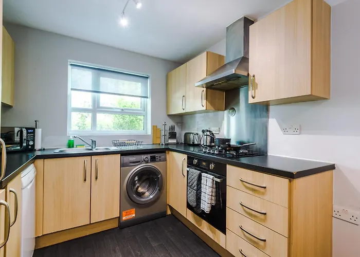 Stunning Townhouse In Salford, Free Parking, Pool Table, Table Tennis, 4bedrooms * מנצ'סטר